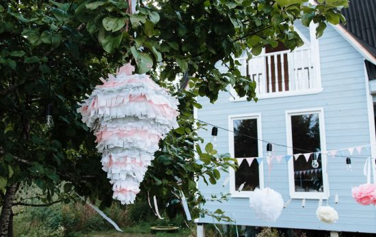 Una piñata en un jardín / PEXELS