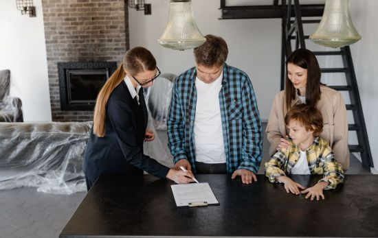 Un hombre firma los documentos de compra de un piso antes de pasar por el notario / PEXELS Un hombre firma los documentos de compra de un piso antes de pasar por el notario / PEXELS