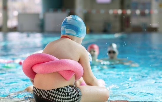 Un niño con obesidad infantil sentado al borde de la piscina / EUROPA PRESS Un niño con obesidad infantil sentado al borde de la piscina / EUROPA PRESS