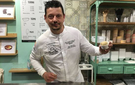 Albert Roca muestra uno de sus helados / CONSUMIDOR GLOBAL Albert Roca muestra uno de sus helados / CONSUMIDOR GLOBAL