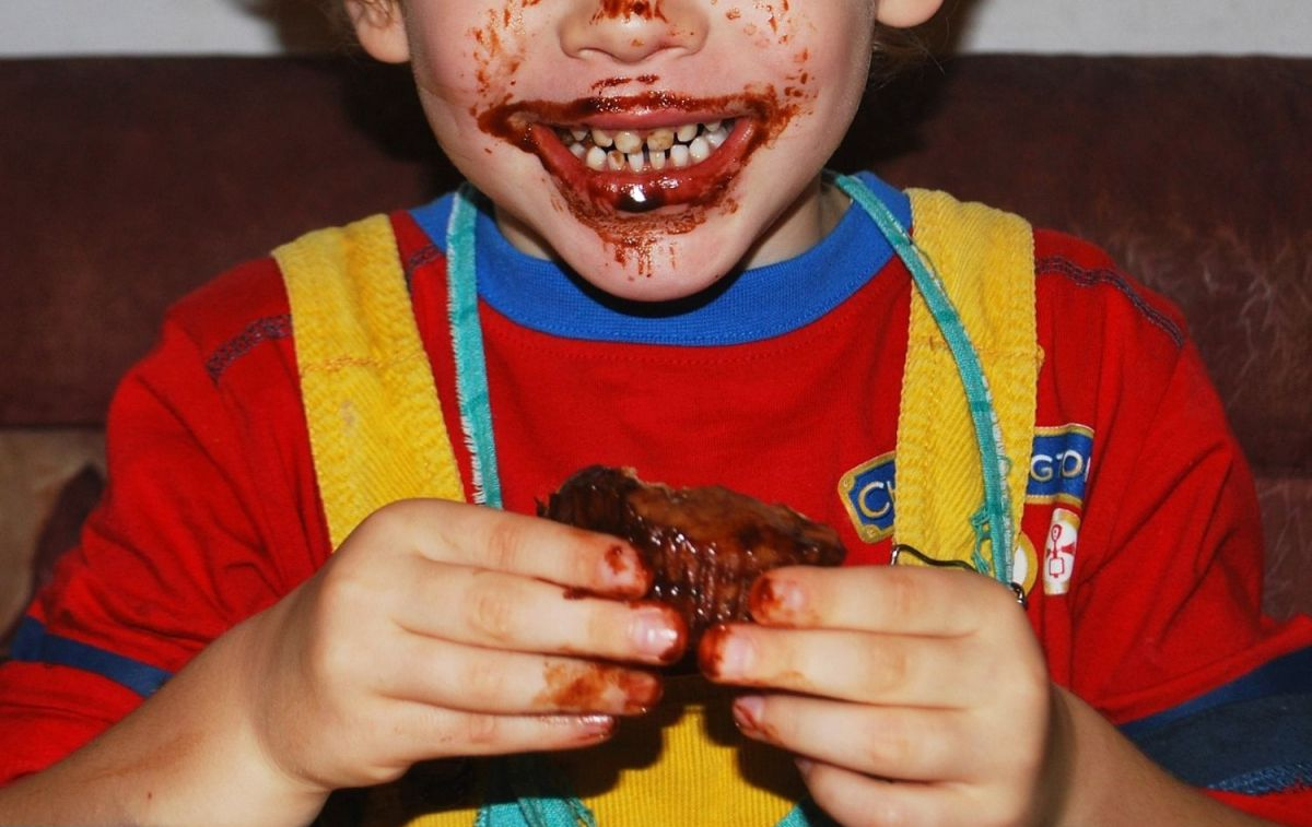Un niño con una magdalena de chocolate / PIXABAY