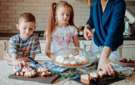 Unos niños cocinan con su madre/ PEXELS
