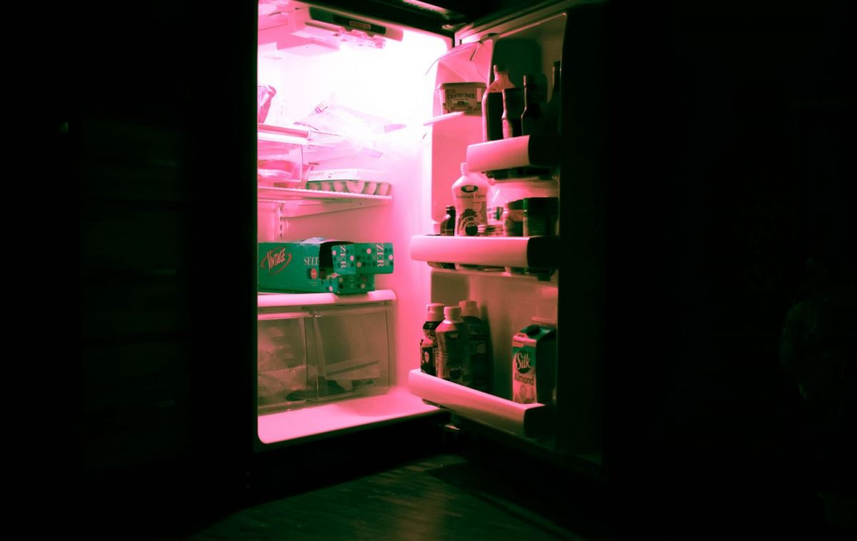 Un frigorífico abierto, uno de los electrodomésticos que consumen más electricidad / UNSPLASH