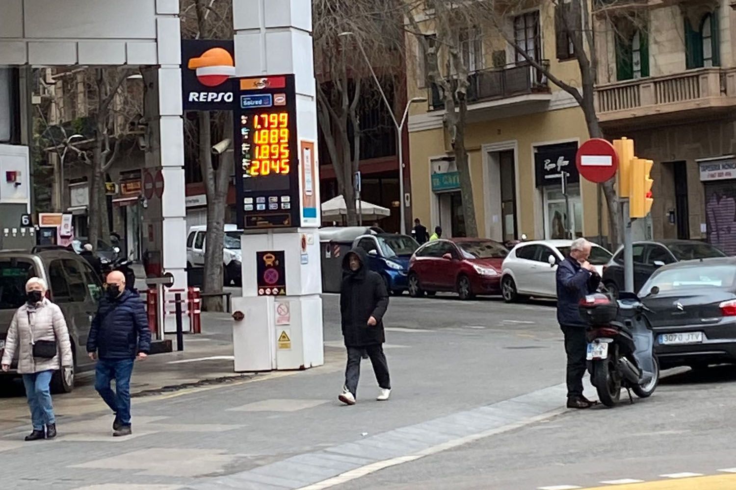 Una gasolinera Repsol del centro de Barcelona con los precios de la gasolina disparados / CG