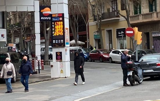 Una gasolinera Repsol del centro de Barcelona con los precios de la gasolina disparados / CG