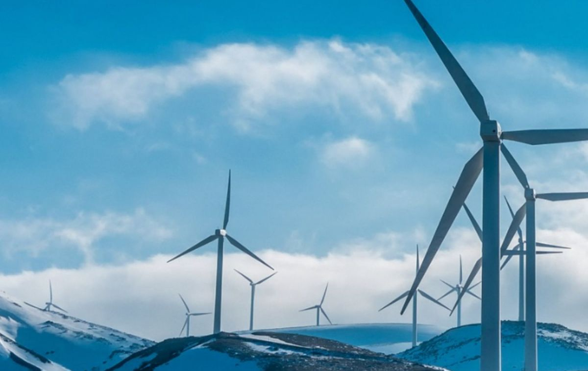 Varios molinos de viento generan energía verde en España / LUVON ENERGIA