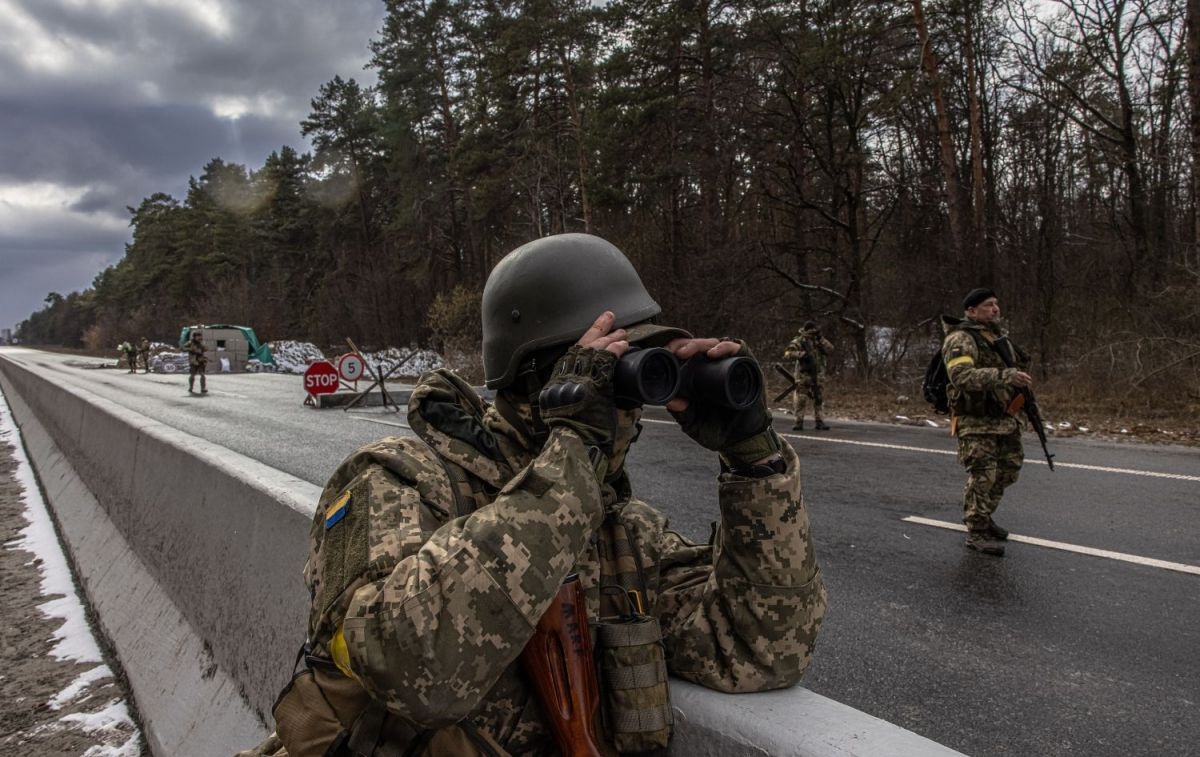 Militares ucranianos en un puesto de control al este de Kiev / EFE/EPA/ROMAN PILIPEY