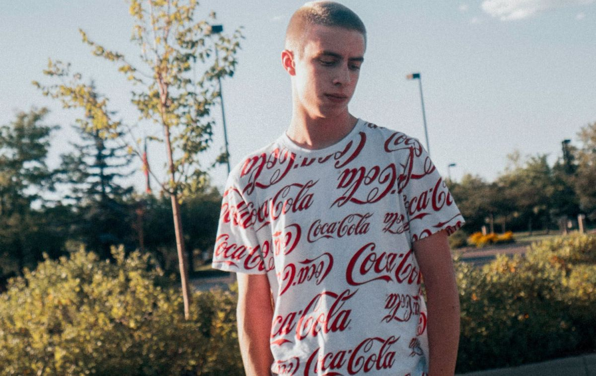 Un joven con una camiseta de Coca-Cola / PEXELS