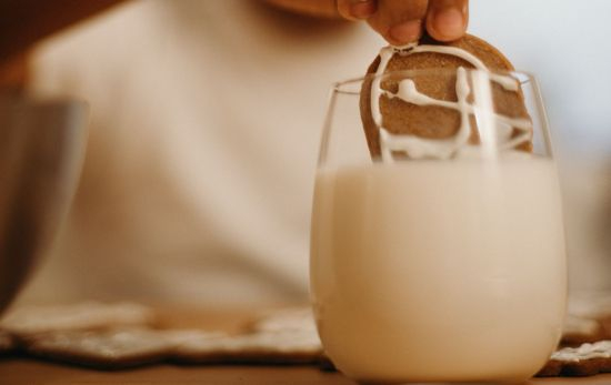 Una niña sumerge una galleta en un vaso de horchata / PEXELS Una niña sumerge una galleta en un vaso de horchata / PEXELS