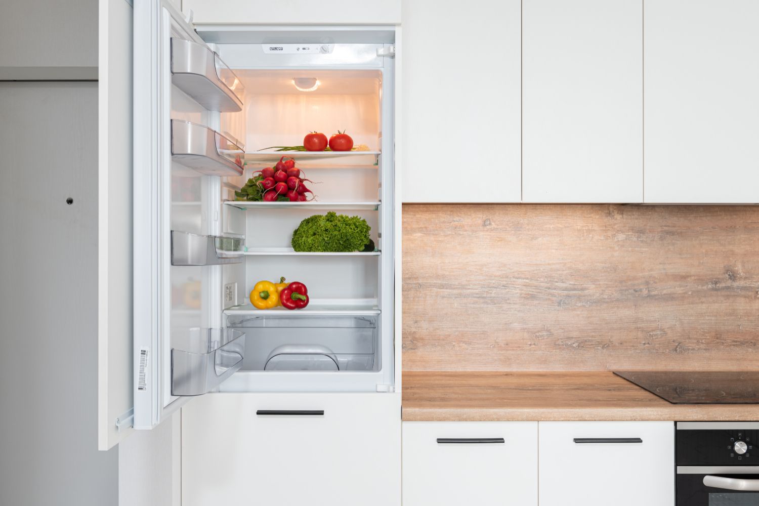 Um frigorífico doméstico com alimentos no interior / PEXELS
