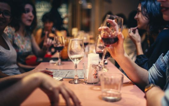 Un grupo de amigos charlando en un bar / PEXELS Un grupo de amigos charlando en un bar / PEXELS