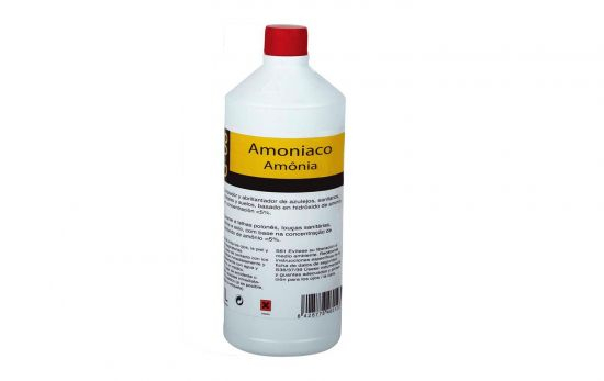 Una botella de amoniaco / BRICODEPOT Una botella de amoniaco / BRICODEPOT
