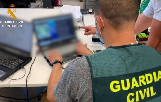 Un agente de la Guardia Civil investiga varias estafas / EP