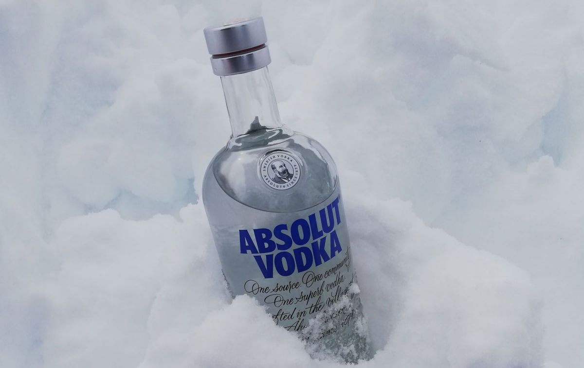Una botella de Absolut en la nieve / PEXELS