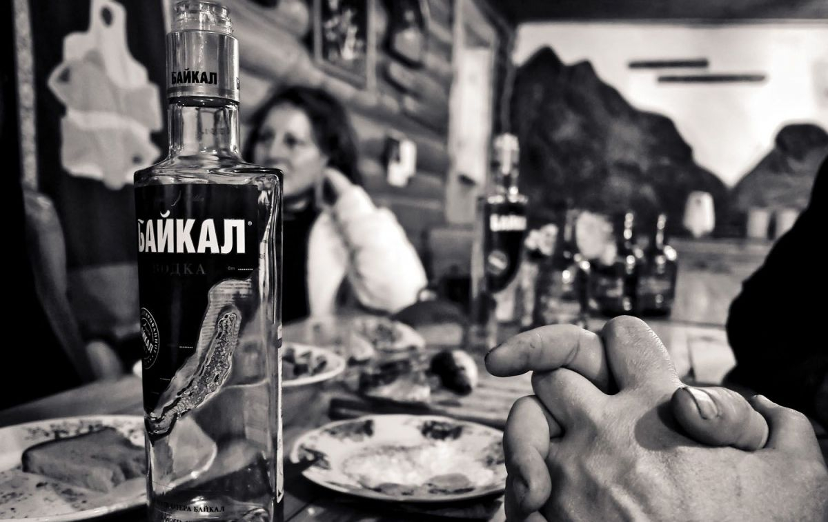 Varias botellas de vodka sobre una mesa en Rusia / PEXELS