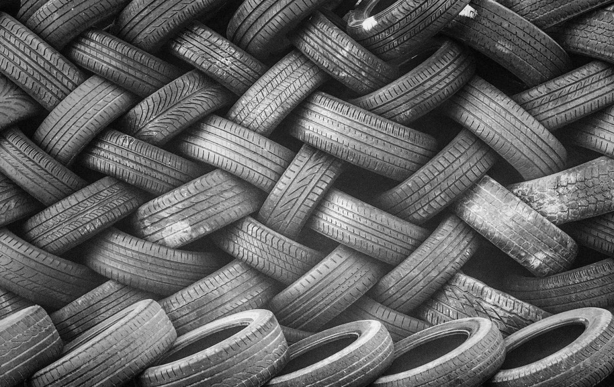 Neumáticos en el desguace / PEXELS