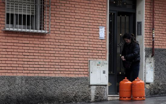 Una mujer con dos bombonas de butano / EP Una mujer con dos bombonas de butano / EP
