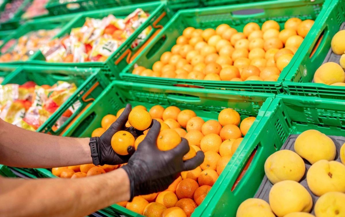 Un trabajador repone mandarinas en un Mercadona / EP