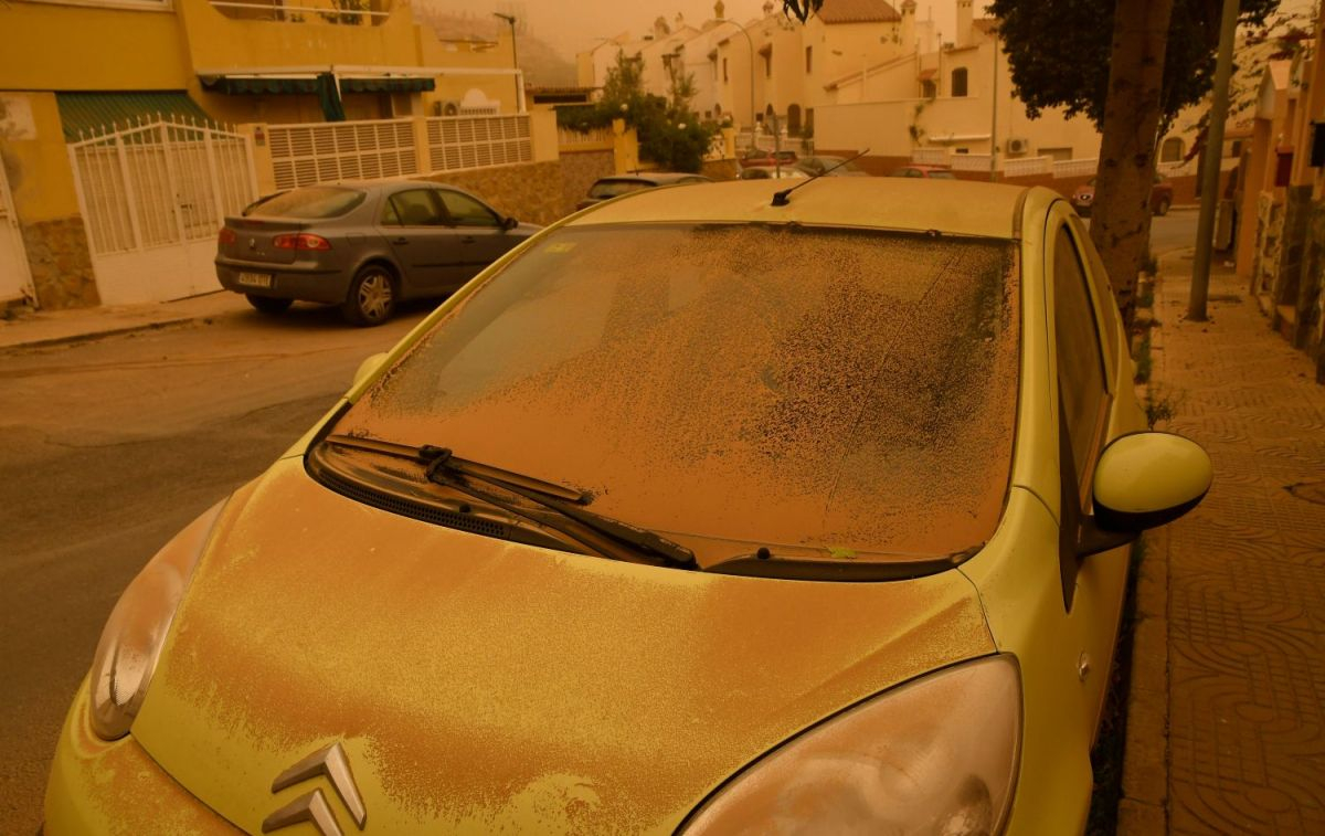 Un coche cubierto de polvo a causa de la calima / EFE