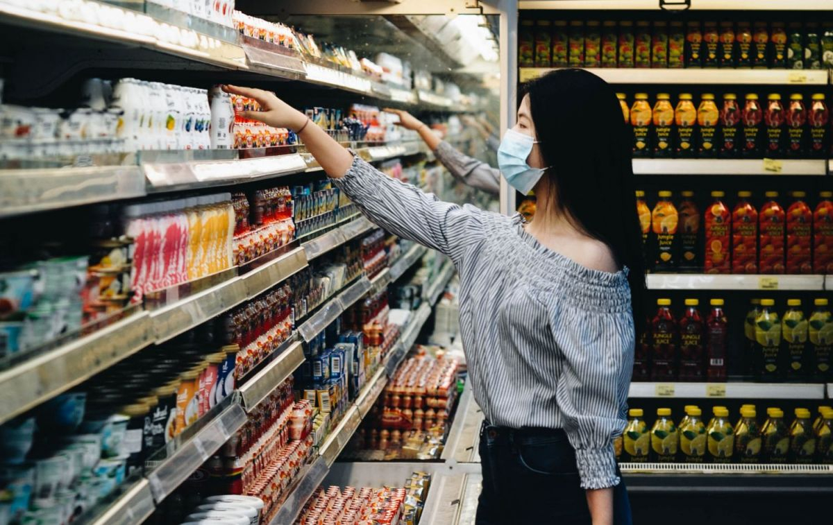 Una mujer hace la compra en un supermercado / PEXELS