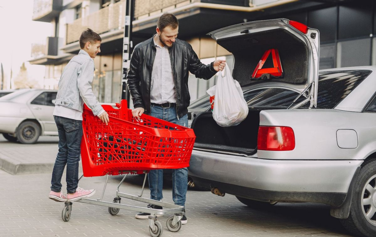 Un hombre carga su compra en el coche / PEXELS