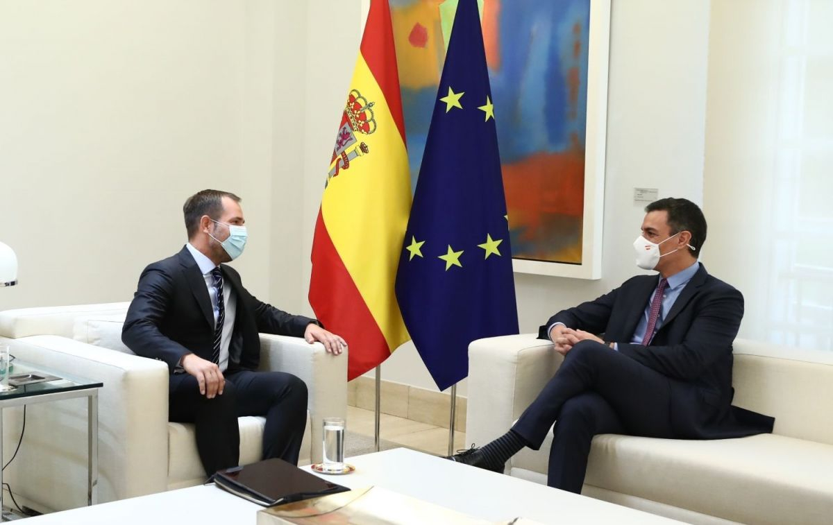 El vicepresidente de Meta, Javier Oliva, con el presidente del Gobierno, Pedro Sánchez / EP