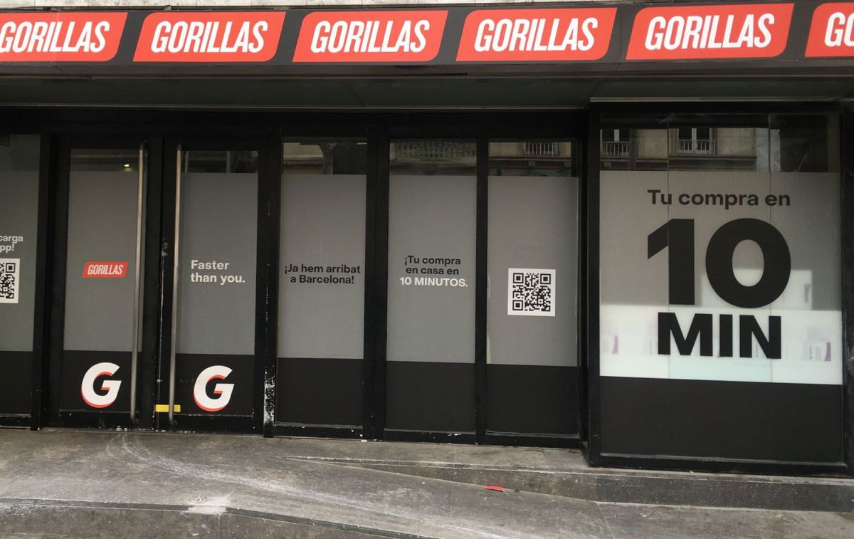 Un supermercado fantasma de Gorillas en el que se anuncia la entrega en 10 minutos / CG