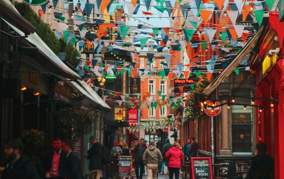 Una calle de Dublín engalanada / PEXELS
