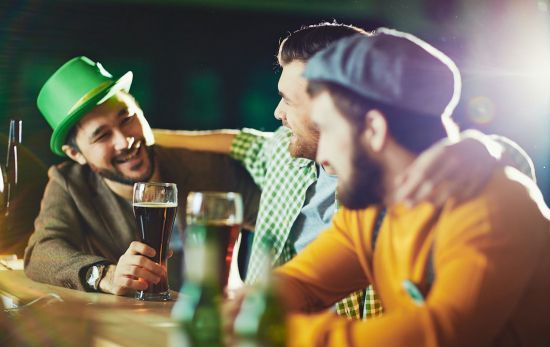 Tres amigos beben Guinness / PEXELS Tres amigos beben Guinness / PEXELS
