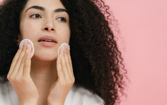 Una consumidora usa productos de belleza que no son verdaderamente sostenibles/ PEXELS Una consumidora usa productos de belleza que no son verdaderamente sostenibles/ PEXELS