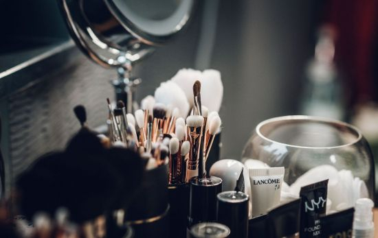 Productos de maquillaje bien ordenados en un baño / PEXELS Productos de maquillaje bien ordenados en un baño / PEXELS