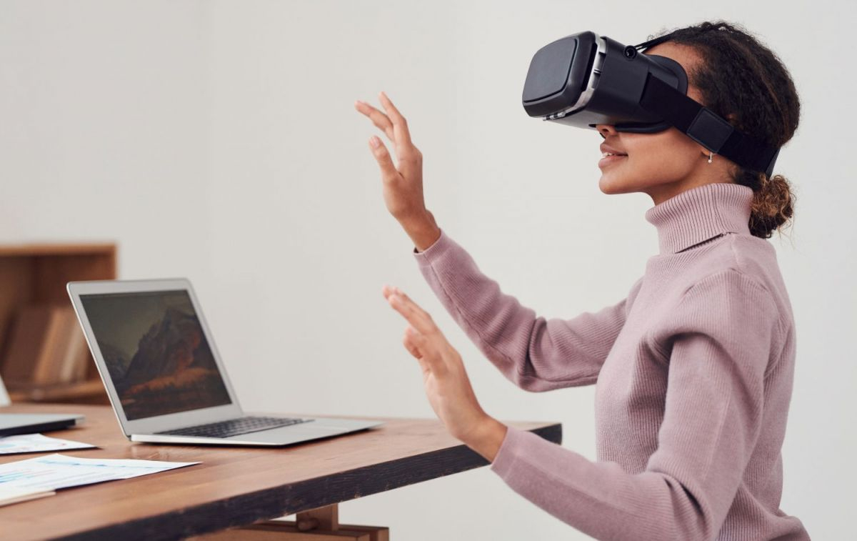 Una mujer con gafas de realidad virtual / PEXELS