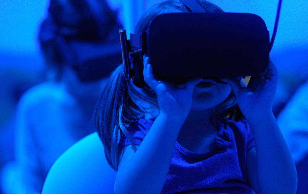 Una niña con gafas accede al metaverso / PEXELS Una niña con gafas accede al metaverso / PEXELS