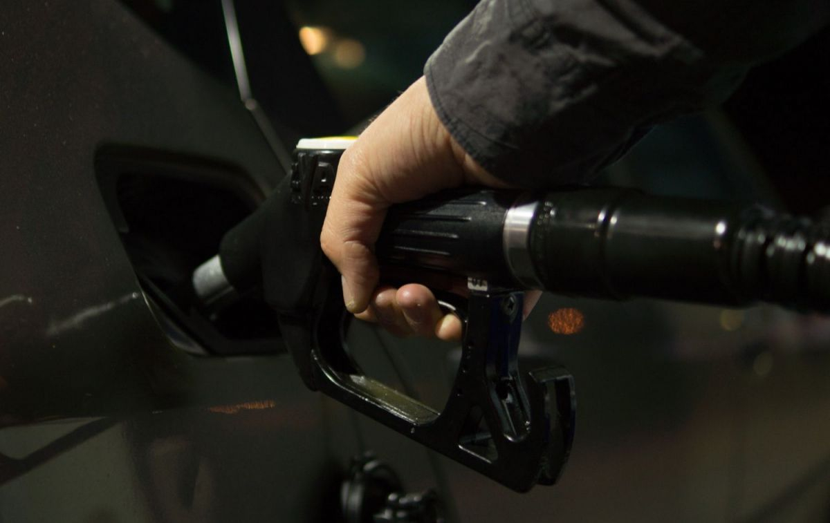 Una persona llena el depósito en una de las gasolineras de España / PEXELS Una persona llena el depósito en una de las gasolineras de España / PEXELS