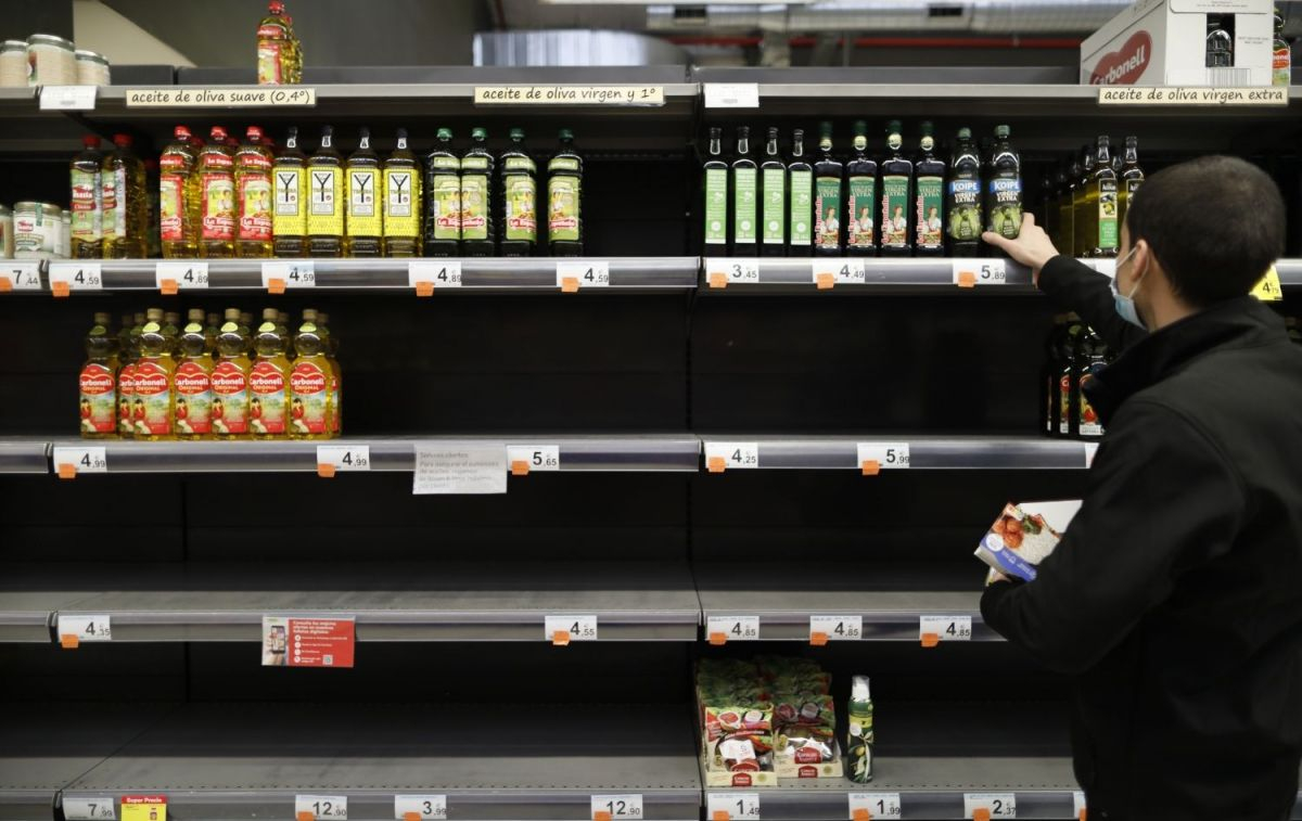 La estantería de un supermercado sin varios tipos de aceite / EP 