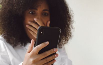 Una mujer recibe la llamada de un número engañoso en su teléfono / PEXELS