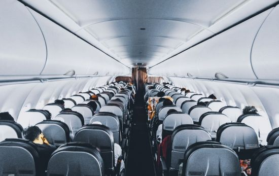 El interior del avión de una aerolínea / PEXELS El interior del avión de una aerolínea / PEXELS