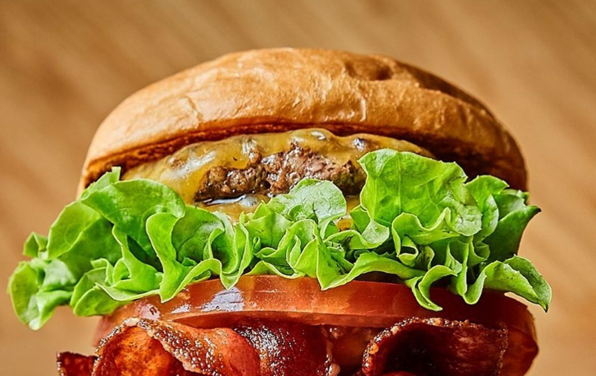 Una hamburguesa completa con lechuga, tomate, bacon y queso / PIXABAY