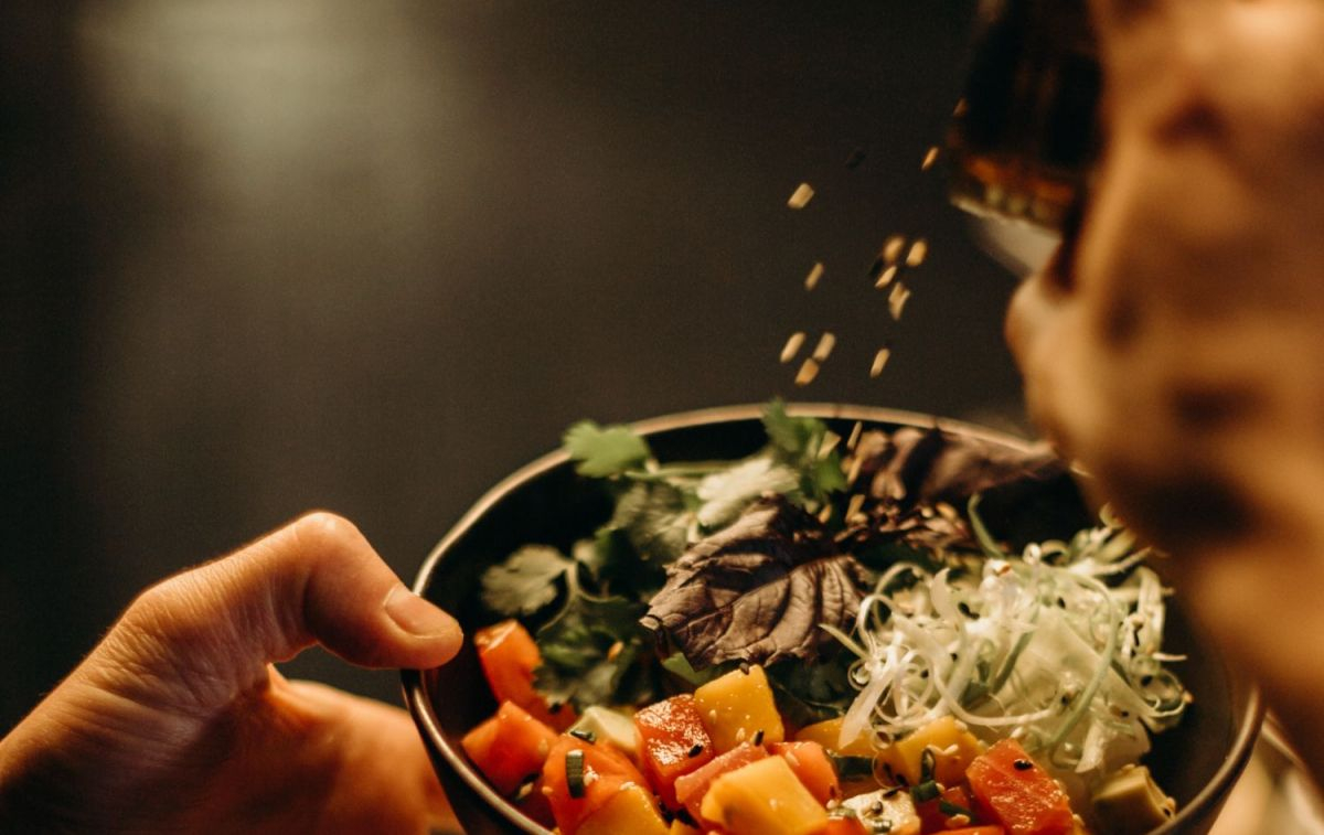 Una persona añade sésamo a su ensalada / PEXELS Una persona añade sésamo a su ensalada / PEXELS