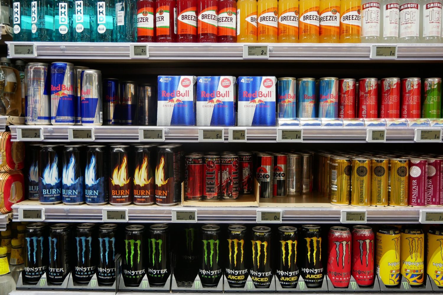 La sección de bebidas energéticas de un supermercado / PIXABAY