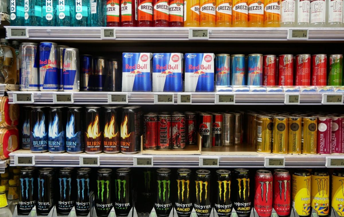 La sección de bebidas energéticas de un supermercado / PIXABAY