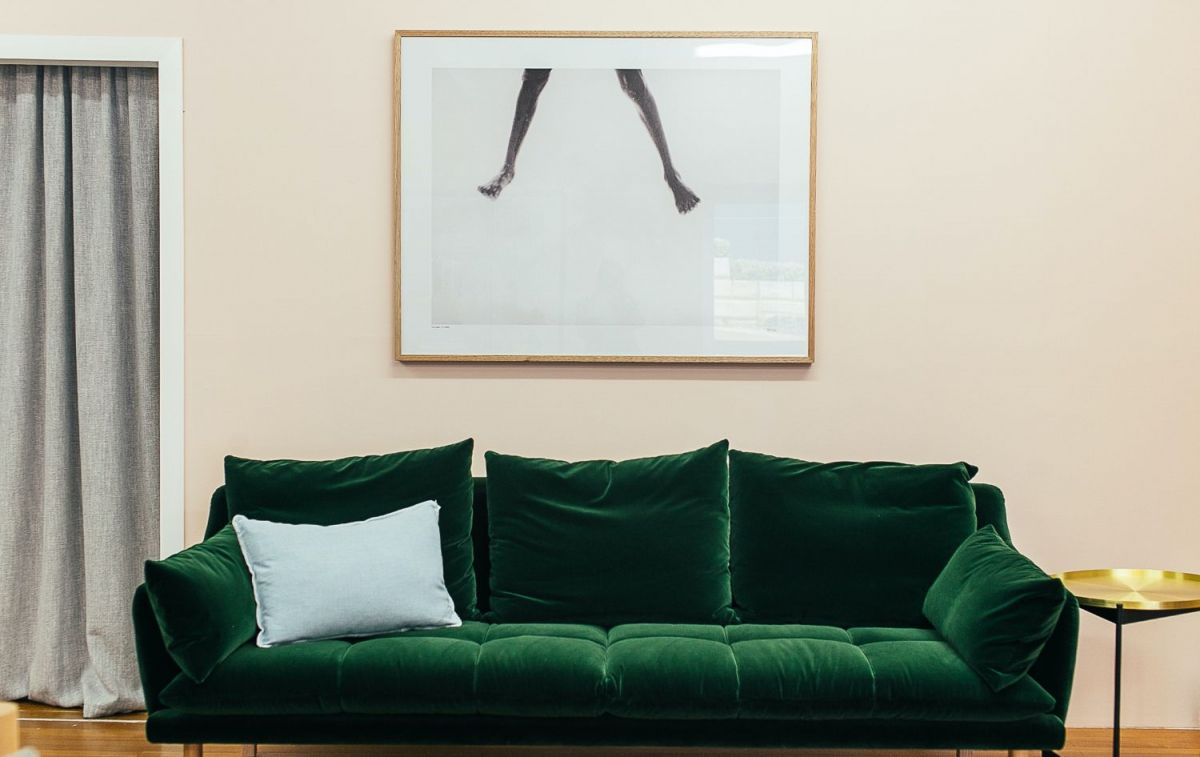 Un sofá de color verde / PEXELS