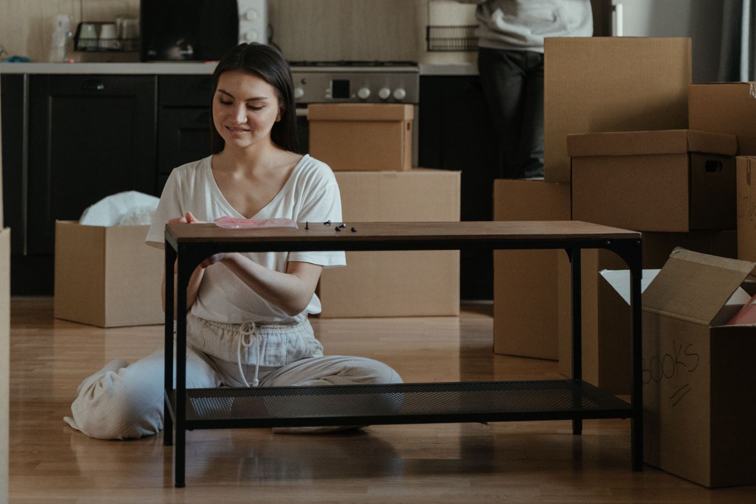 Una mujer monta un mueble / PEXELS Una mujer monta un mueble / PEXELS