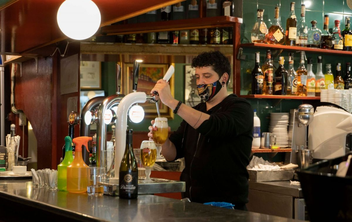 Un camarero sirve un vaso de cerveza, afectada por la huelga de transportistas / EUROPAPRESS