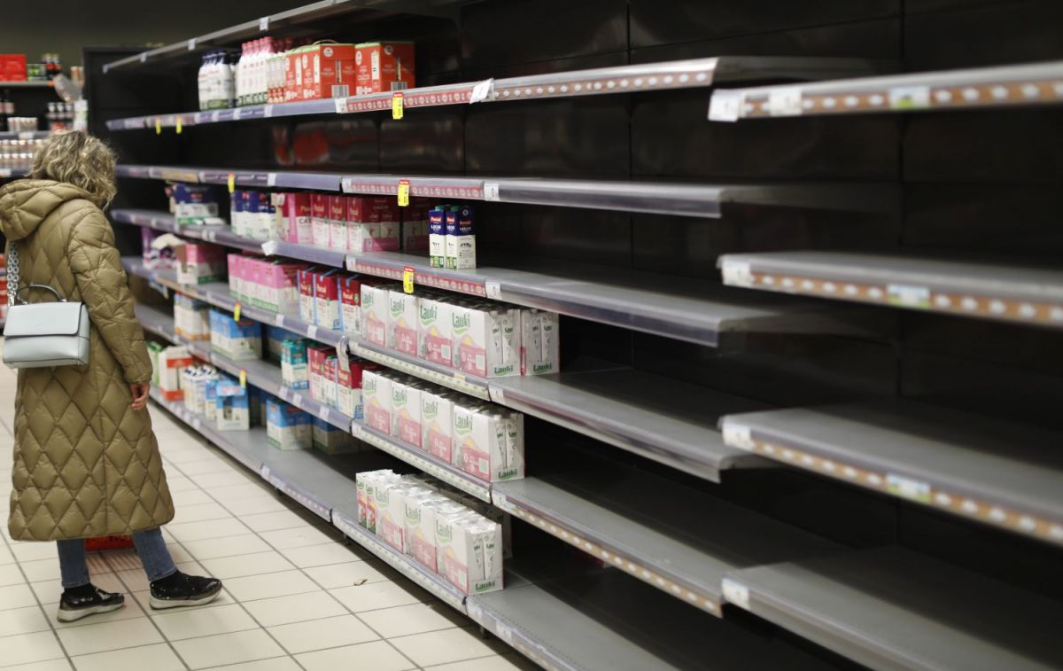 Los lineales de leche de un supermercado vacíos por la huelga de transportistas / EP