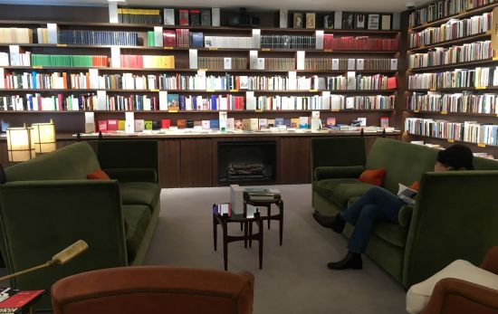La zona del sofá y la chimenea en la librería Finestres, en Barcelona / TEO CAMINO