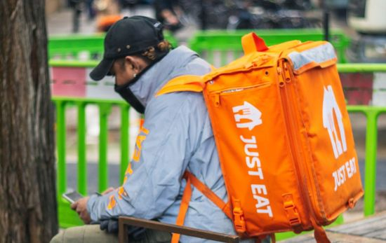 Un repartidor de Just Eat / UNSPLASH Un repartidor de Just Eat / UNSPLASH