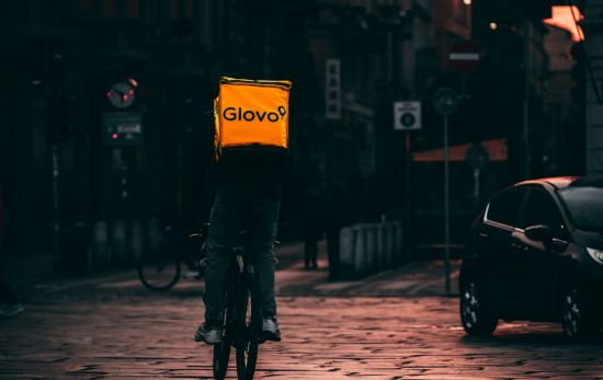 Un repartidor de la empresa de 'delivery' Glovo / UNSPLASH Un repartidor de la empresa de 'delivery' Glovo / UNSPLASH