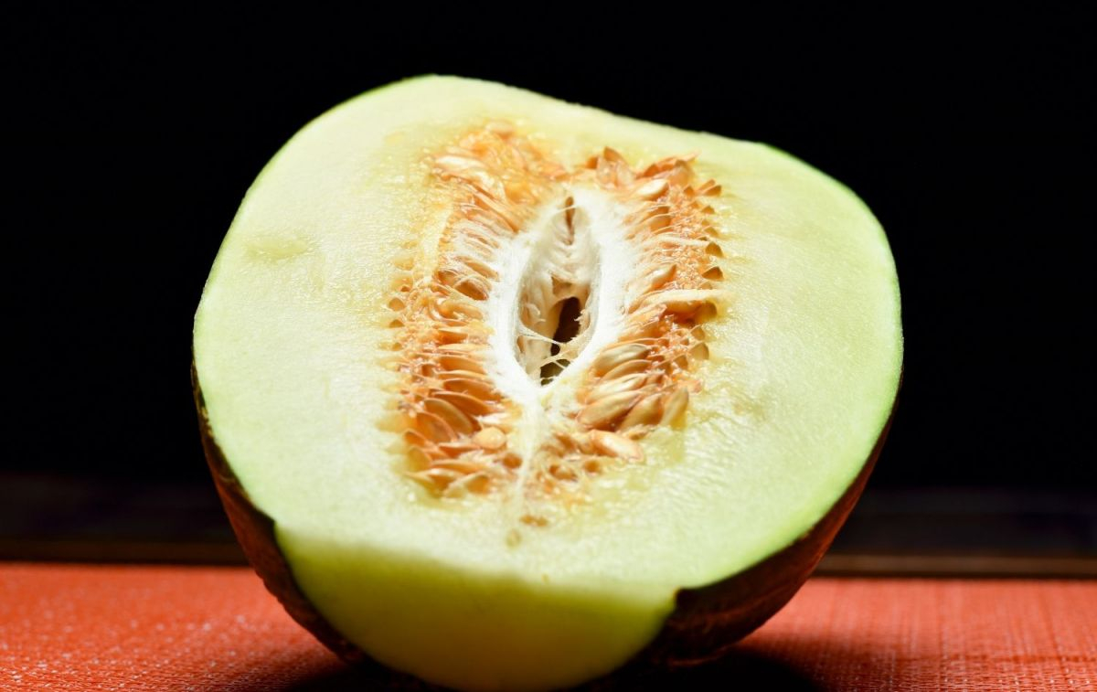 Un melón cortado por la mitad / PEXELS