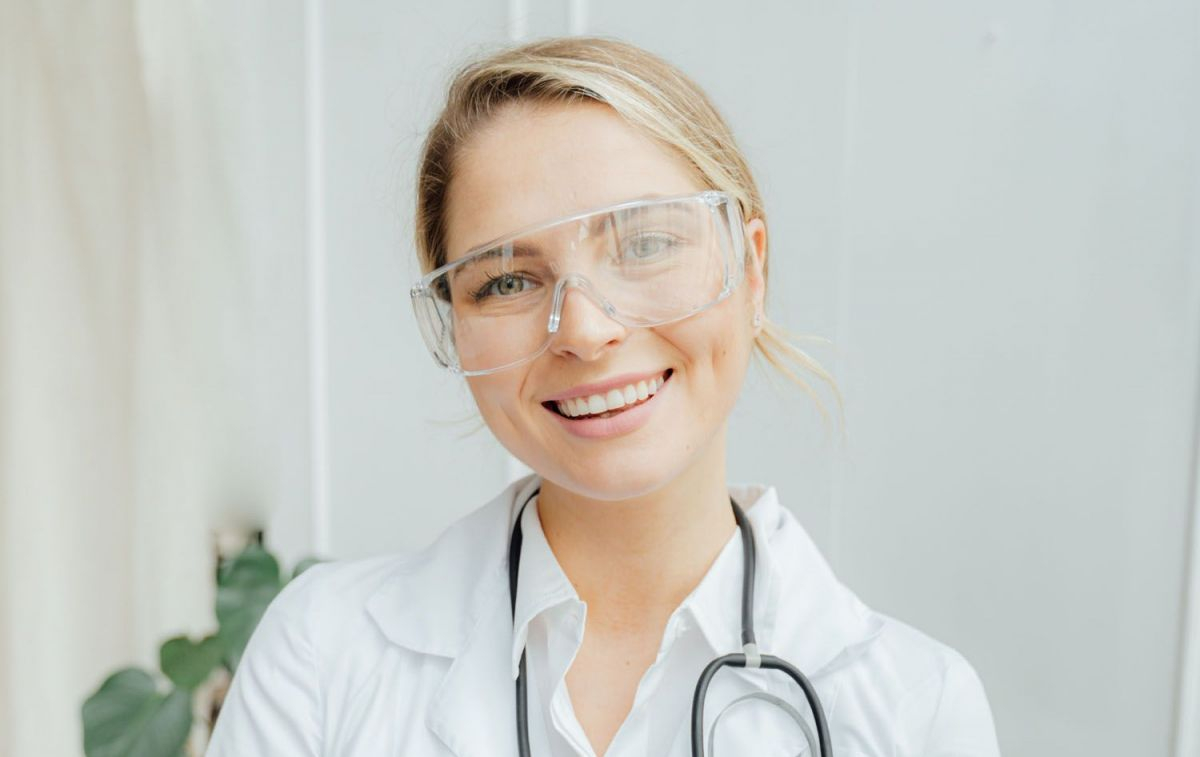 Una doctora se dispone a realizar un chequeo médico preventivo para descartar problemas de salud / PEXELS Una doctora se dispone a realizar un chequeo médico preventivo para descartar problemas de salud / PEXELS